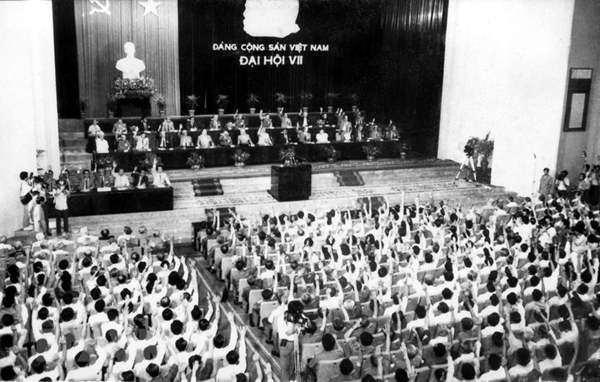 The seventh National Party Congress takes place in Hanoi from June 24-27, 1991. It is attended by 1,176 delegates, representing 2 million Party members nationwide. Comrade Do Muoi is elected Party General Secretary (Photo: VNA)