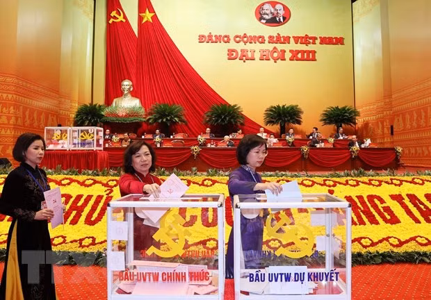 Delegates to the congress cast their ballots to elect the 13th tenure Party Central Committee (Photo: VNA)