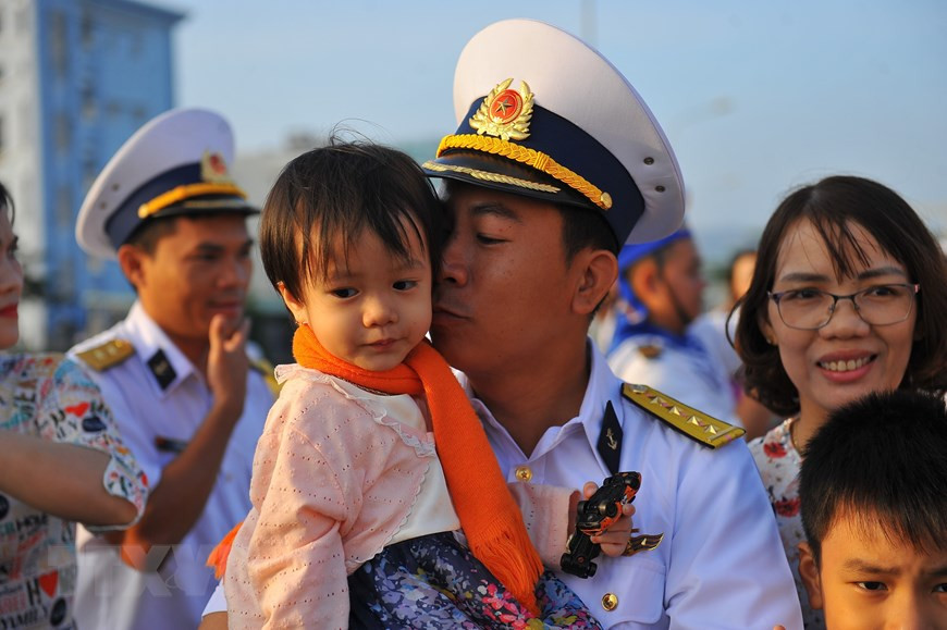 A naval official bids farewell to his family before setting out for duty. (Photo: VNA)