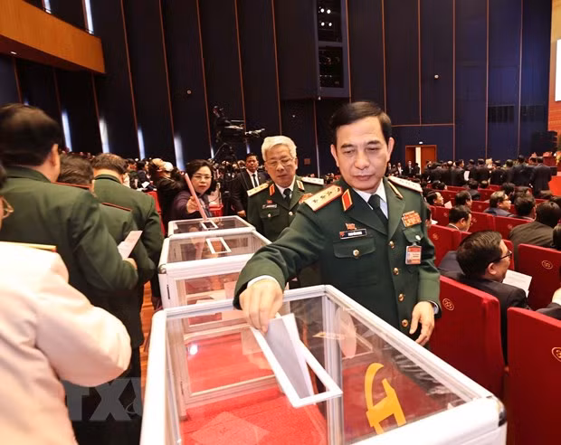 Sen. Lt. Gen. Phan Van Giang, member of the Party Central Committee, member of the Standing Board of the Central Military Commission, Chief of the General Staff of the Vietnam People’s Army, and Deputy Minister of National Defence and other delegates cast their ballots to elect the 13th tenure Party Central Committee (Photo: VNA)