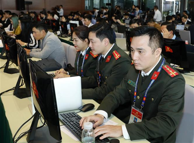 Reporters of the Security Television Channel (ANTV) and their colleagues work at the press centre of the 13th National Party Congress (Photo: VNA) 