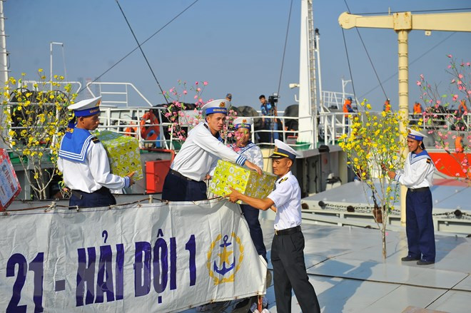 The delegations also take along gifts sent from the Ministry of Defence, Vietnam People’s Navy, Naval Region 2 Command, and individuals nationwide. (Photo: VNA)