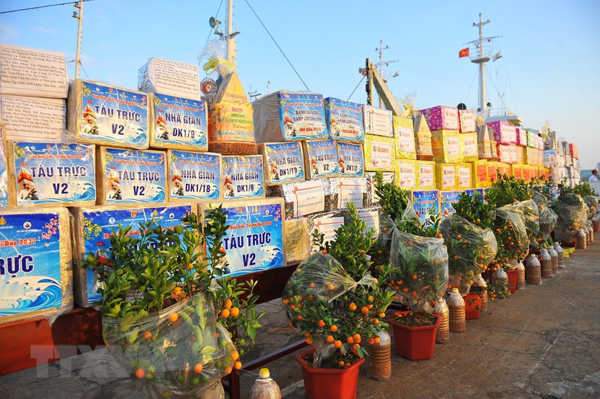 The gifts are expected to bring a warm Tet for soldiers who safeguard the sacred sea and sky of the nation. (Photo: VNA)