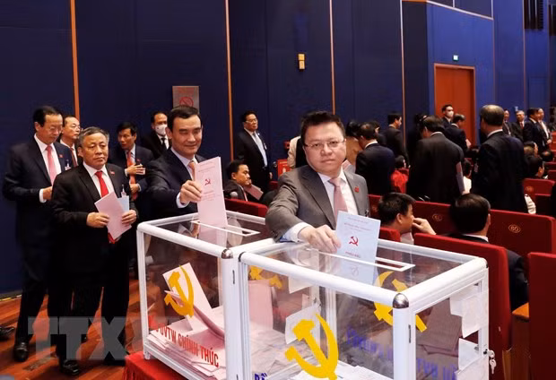 Delegates representing the Central Agencies Bloc Party Committee cast their ballots to elect the 13th tenure Party Central Committee (Photo: VNA)