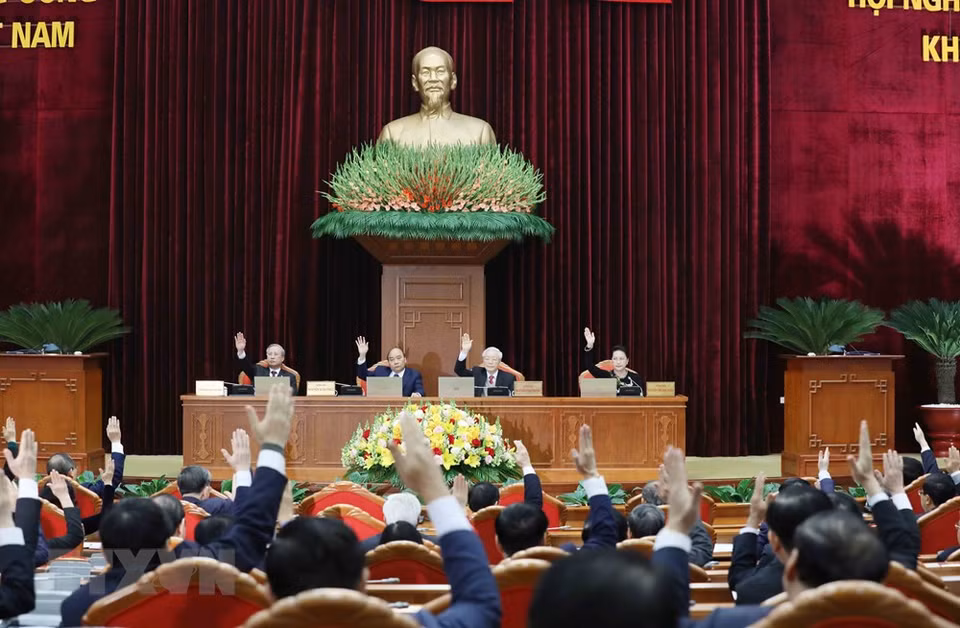 Delegates vote to approve the conference’s agenda (Photo: VNA)