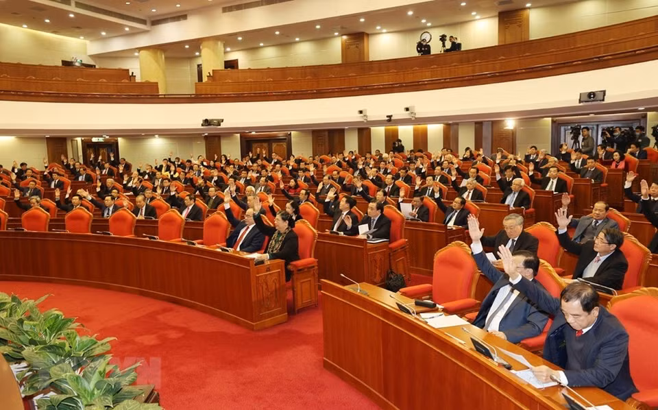 Delegates vote to approve the conference’s agenda (Photo: VNA)