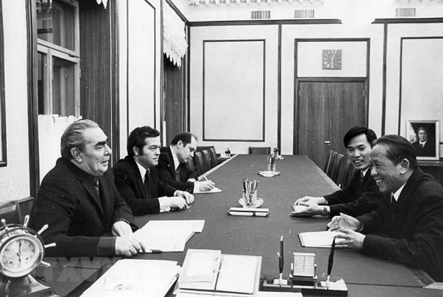 General Secretary of the Central Committee of the Communist Party of the Soviet Union Leonid Brezhnev holds talks with General Secretary Le Duan during the latter’s official friendship to the Soviet Union, October 29, 1975. (Photo: Archives/ VNA)