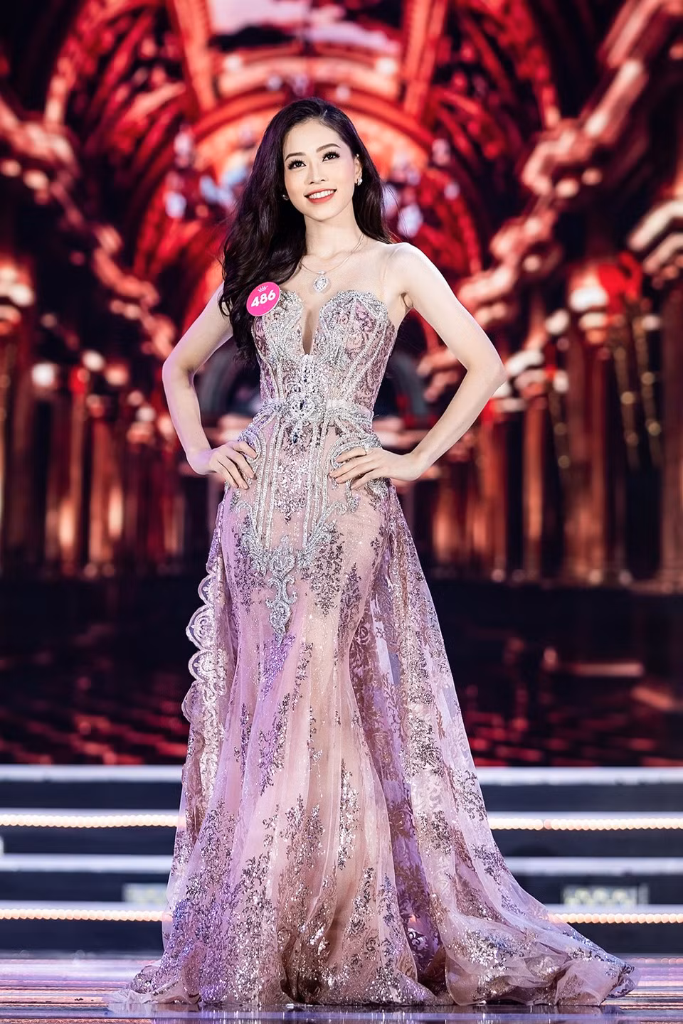 Bui Phuong Nga from central Ha Tinh province becomes the first runner-up (Source: VNA)
