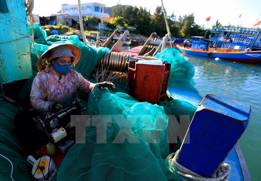 Ly Son islanders also use electricity-powered equipment to make nets and other fishing tools (Photo: VNA)