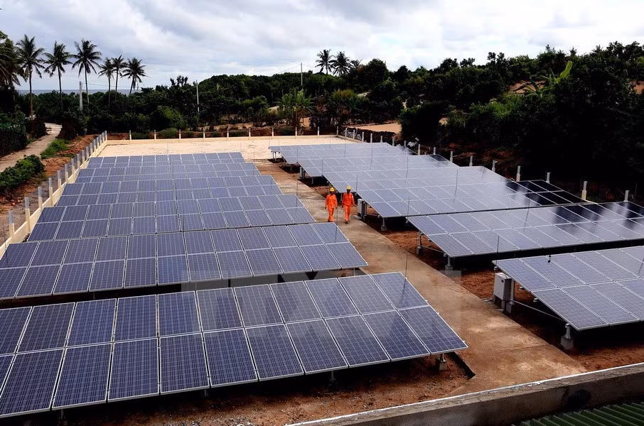 A solar power plant and diesel generators invested by the EVN Central Power Corporation provide electricity for residents in Be Island of An Binh commune, the island district of Ly Son (Photo: VNA)