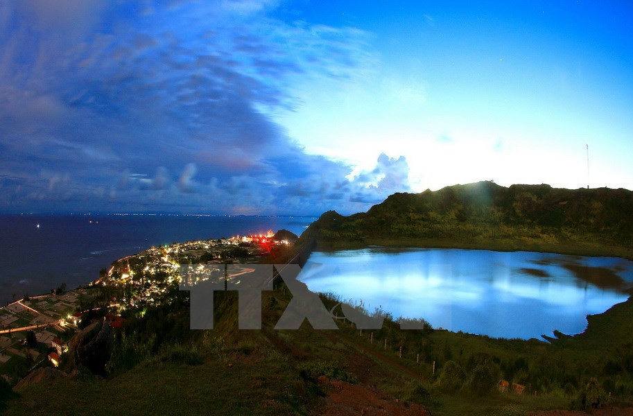 A lava lake on the top of Mount Thoi Loi, at the foot of which is Ly Son town ​illuminated by electricity (Photo: VNA)