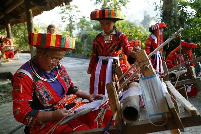 Brocade is an indispensable hand-woven product in the ethnic communities of Tay, Dao, H'mong, and Pa Then in Tuyen Quang Province. Thanks to the women's finesse, brocade is woven into many typical products such as traditional costumes, hats, headgears, wallets, bags, pillows and blankets. (Photo: VNA)