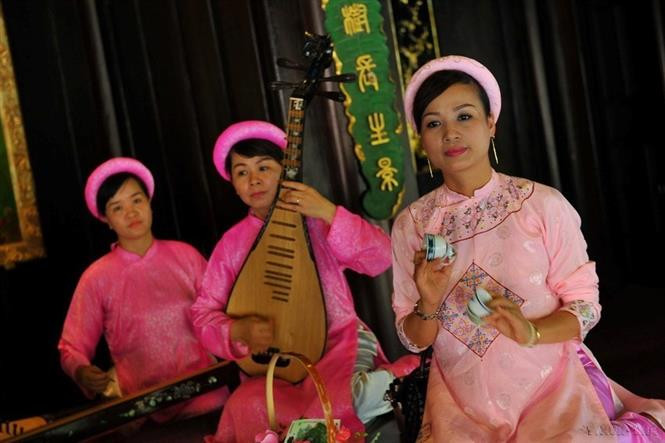 Nha Nhac meaning “elegant music” refers to a broad range of musical and dance styles performed at the Vietnamese royal court from the fifteenth to the mid-twentieth century. Nha Nhac, which was recognized by UNESCO as an Intangible Cultural Heritage of Humanity, generally features at the opening and closing of ceremonies associated with anniversaries, celebrations, religious holidays, coronations, funerals, and official receptions. (Photo: VNA)