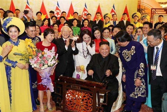 The dan bau, also called “doc huyen cam - one-string zither”, is a Vietnamese stringed instrument, in the form of a monochord (one-string) zither. In the photo: DPRK leader Kim Jong-un (3rd from R) plays the dan bau in Vietnam on March 1, 2019. (Photo: VNA)