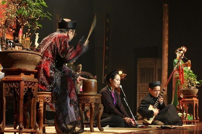 Ca tru, also known as hat co đau or hat noi, is a Vietnamese genre of musical storytelling performed by a featuring female vocalist, with origins in northern Vietnam. For much of its history, it was associated with a pansori-like form of entertainment, which combined entertaining wealthy people as well as performing religious songs for the royal court. Ca trù is inscribed on the List of Intangible Cultural Heritage in Need of Urgent Safeguarding in 2009. (Photo: VNA)