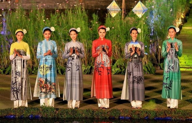 Ao dai (Vietnamese traditional long dress) has long been a traditional costume and a typical cultural feature of Vietnam. Through ups and downs with constant changes, ao dai still honours the gracefulness and elegance of Vietnamese women. (Photo: VNA)