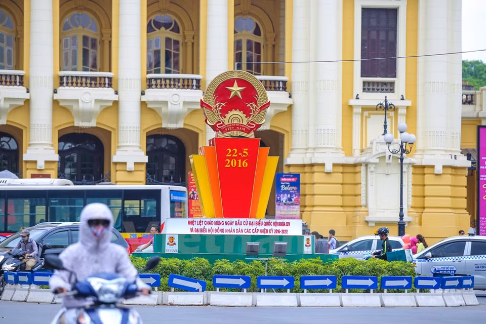 The Vietnam Coat of Arms at the roundabout in front of the Hanoi Opera House (Photo: VNA)