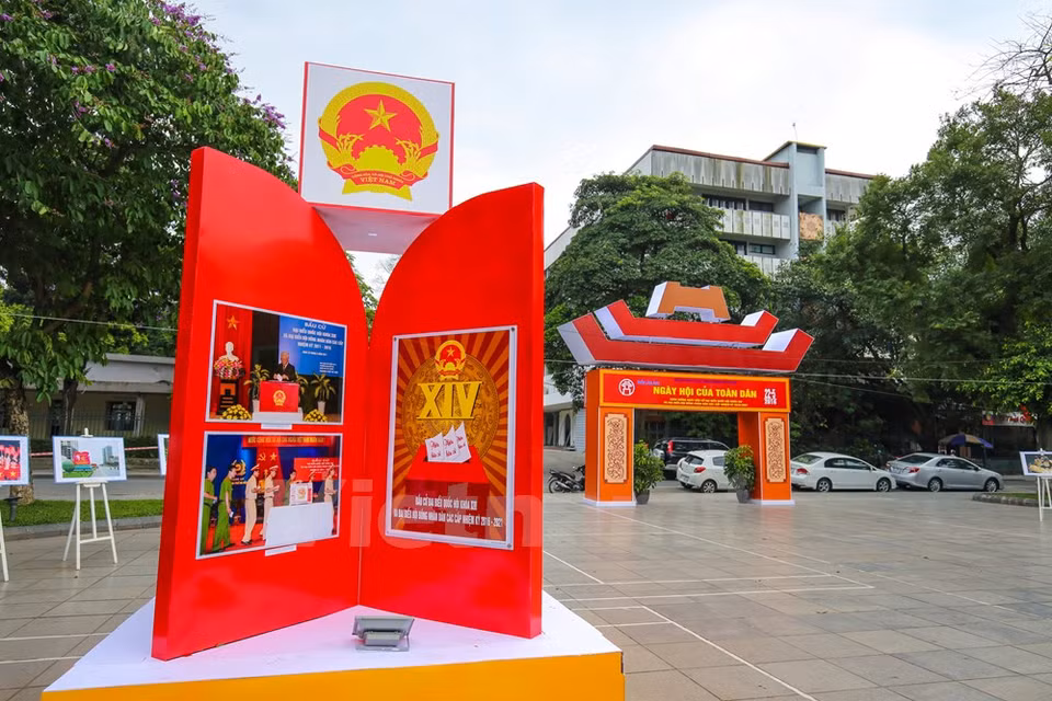 A photo exhibition near Hoan Kiem Lake gives visitors a closer look at the previous elections (Photo: VNA)