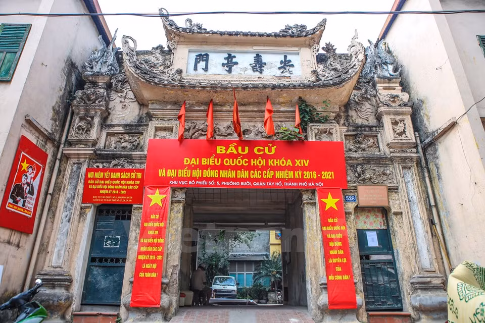 Banners at the place where the lists of candidates and voters in Buoi ward of Tay Ho district are posted (Photo: VNA)