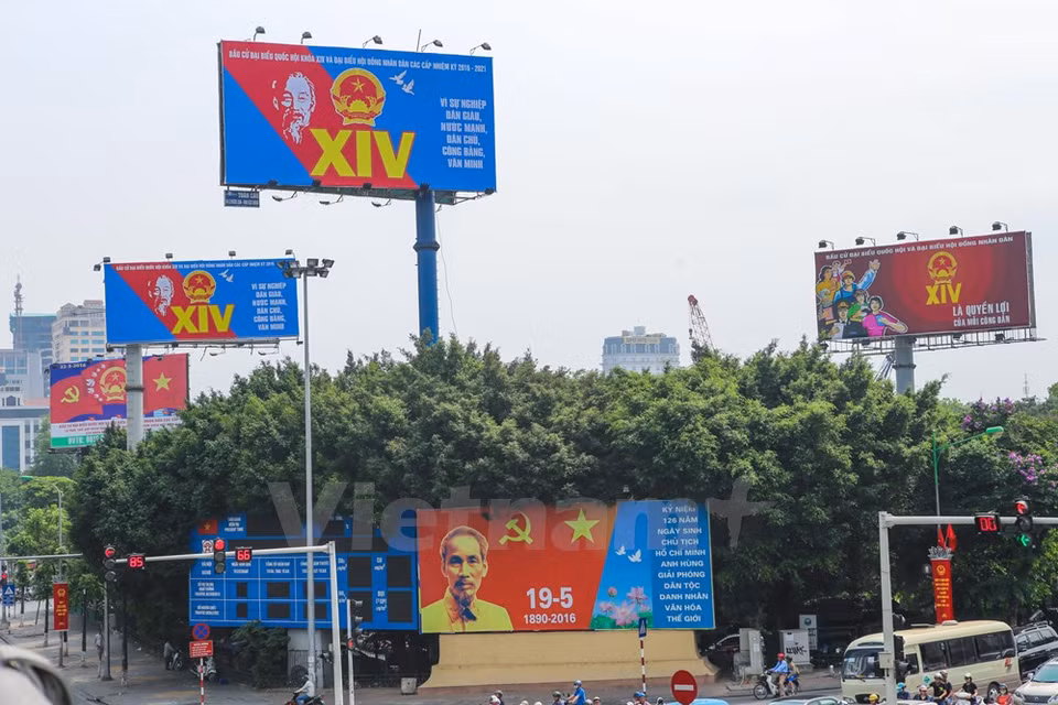Big election posters at the intersection of Kim Ma and Lieu Giai streets (Photo: VNA)