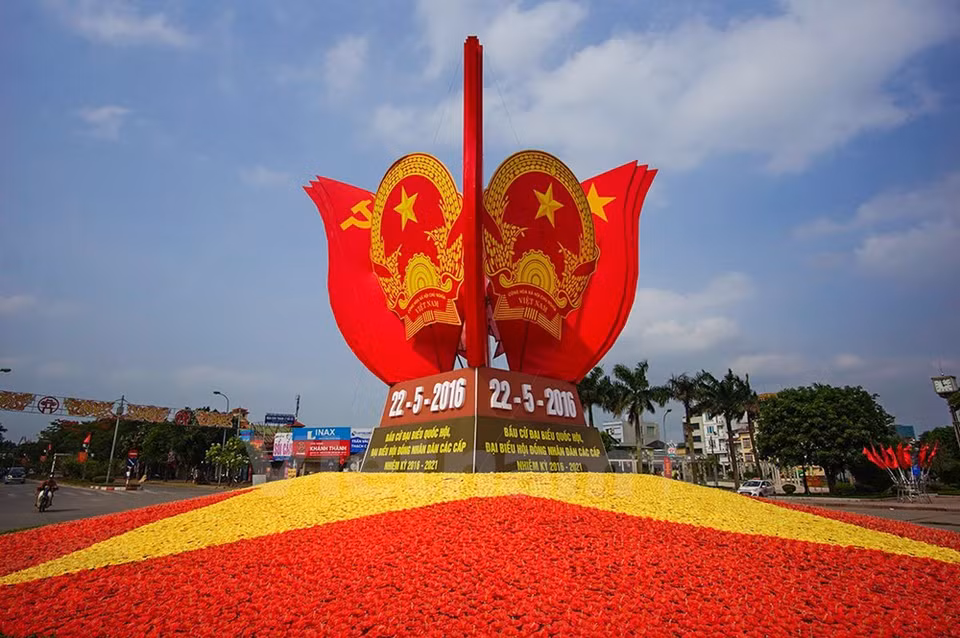 The Vietnam Coat of Arms on a street in Hanoi (Photo: VNA)