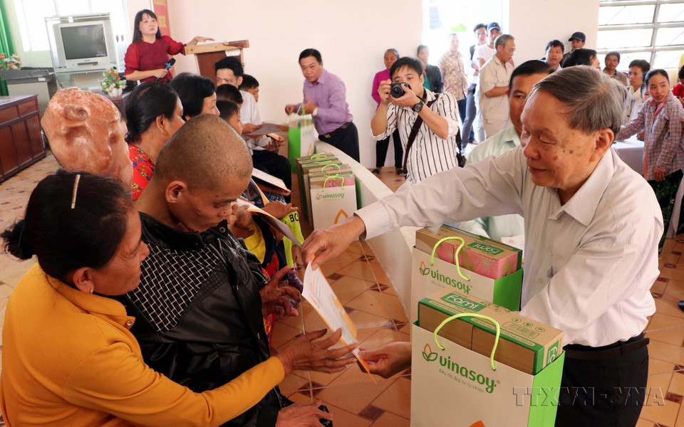 Senior Lieutenant General Nguyen Van Rinh, President of the Vietnam Association of Victims of AO/dioxin, presents gifts to victims in Soc Trang province in 2019. (Photo: VNA)