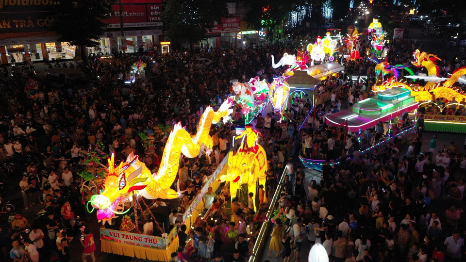Colourful giant lanterns are featured in parades along major streets in Tuyen Quang city. (Photo: VNA)