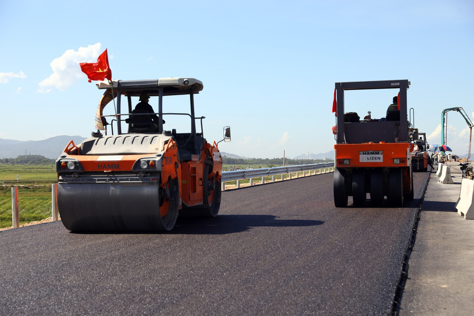 The Ministry of Transport has instructed contractors to concentrate all resources and take advantage of favourable weather conditions to ensure construction progress and put the project into operation as committed. (Photo: VNA)