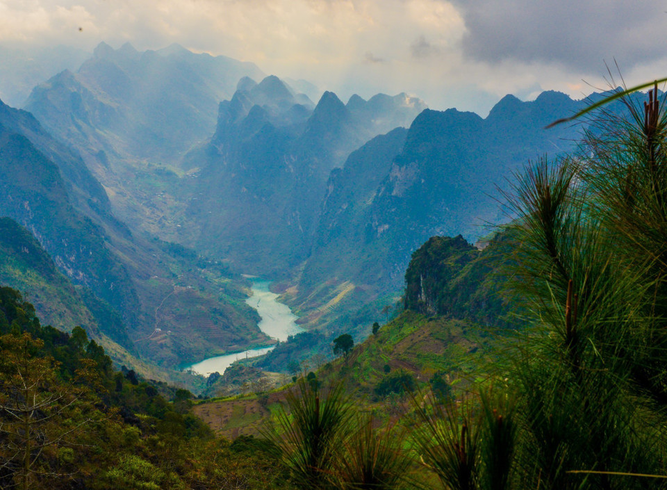 Though Ma Pi Leng pass is dangerous and scary, visitors are rewarded with a lovely view of the turquoise Nho Que river below. (Photo: VNA)