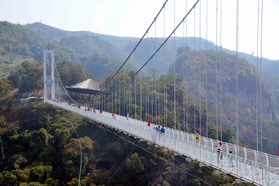 Crowds of tourists at the Moc Chau Island tourism site, which is renowned for the Bac Long glass bridge. (Photo: VNA)