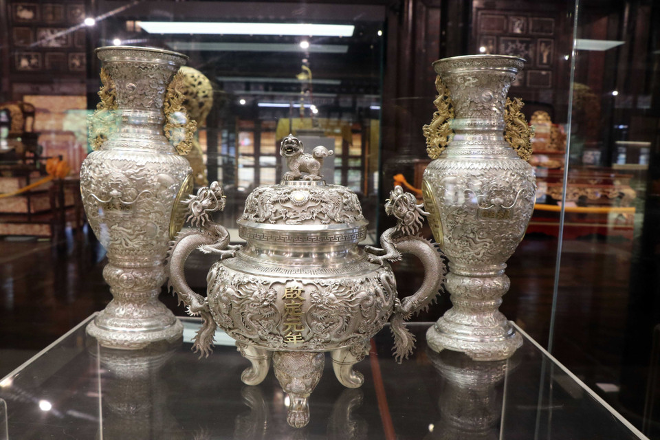 An incense burner and silver vases from 1916, the first year of Emperor Khai Dinh’s reign. (Photo: VNA)