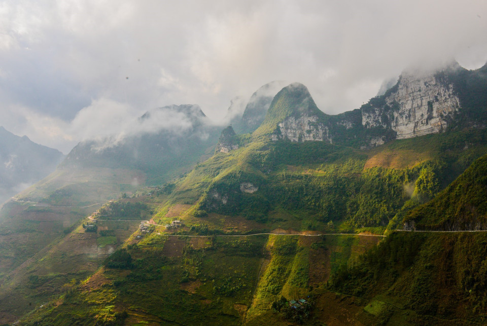 From a distance, Ma Pi Leng pass resembles a “thread” in the middle of a hill, creating a majestic scene in the rocky mountain plateau. (Photo: VNA)