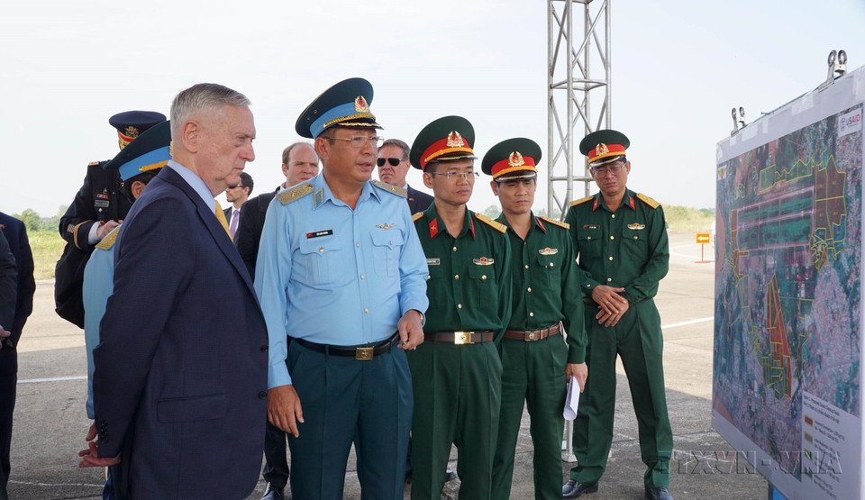 US Secretary of Defense James Mattis visits Bien Hoa Airport - the largest dioxin “hotspot” in Vietnam. A dioxin remediation project has been carried out at the airport since 2018 by the National Steering Committee on the Settlement of Post-war Unexploded Ordnance and Toxic Chemical Consequences Committee 701. (Photo: VNA)
