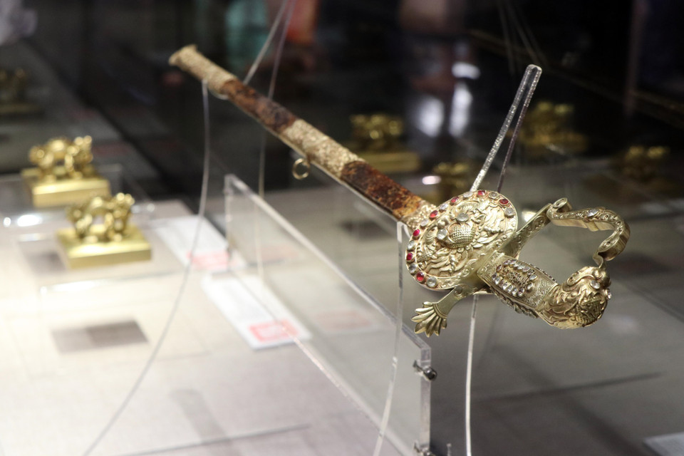 A sword from the Nguyen Dynasty’s Emperor Khai Dinh decorated with gold and precious stones and other sophisticated items. (Photo: VNA)
