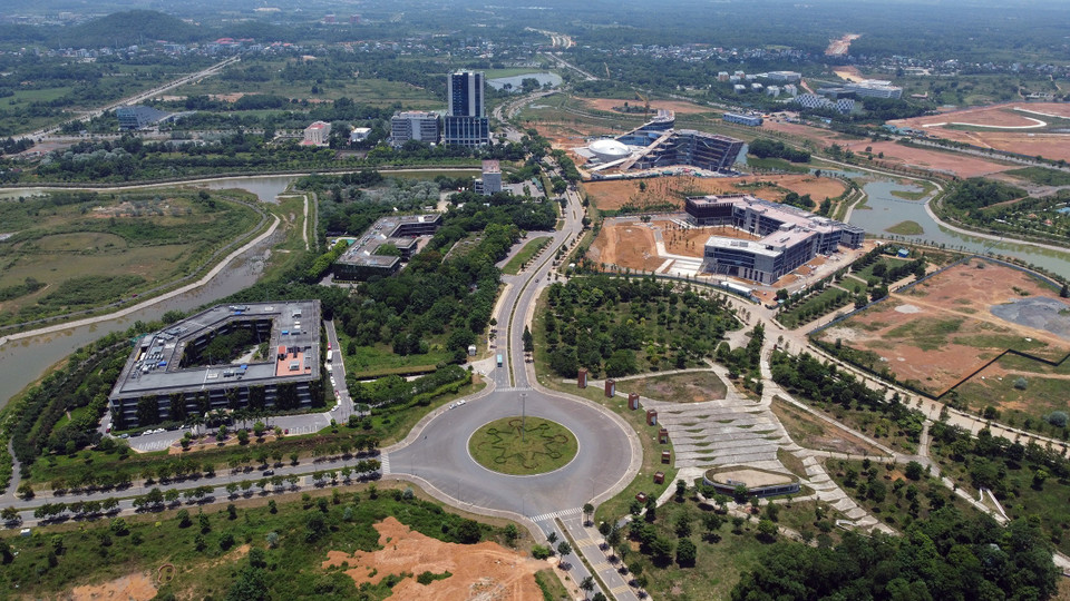 Numerous large Vietnamese enterprises and corporations in training, production, and research and development facilities are operating at the Park, such as the Military Industry and Telecommunications Group (Viettel), Vingroup, FPT, and VNPT. (Photo: VNA)