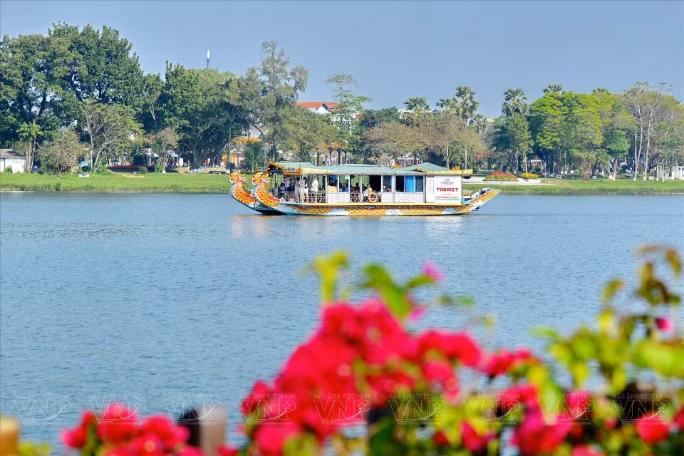 Huong (Perfume) River is the heart of Hue and an iconic symbol of the city. A dragon boat trip is the best way to admire the 80-km-long river’s beauty and experience local culture and customs. (Photo: VNP/VNA)