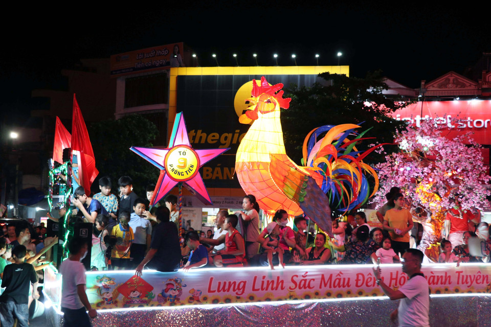 Parades along major streets in Tuyen Quang city feature colourful giant lanterns. (Photo: VNA)