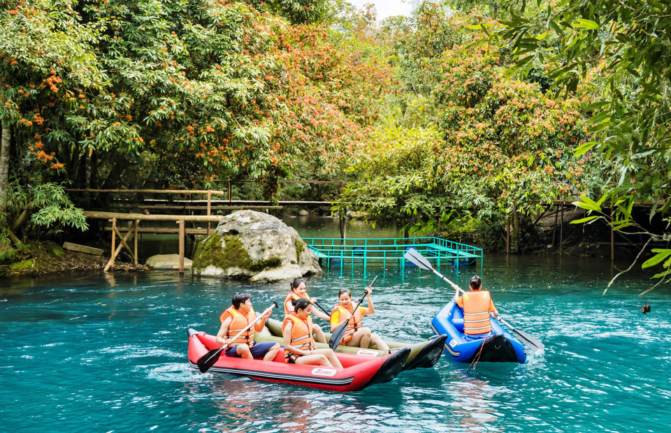 Visitors exploring and enjoying the beautiful space and cool, fresh climate at Mooc spring during the saraca indica season. (Photo: VNA)