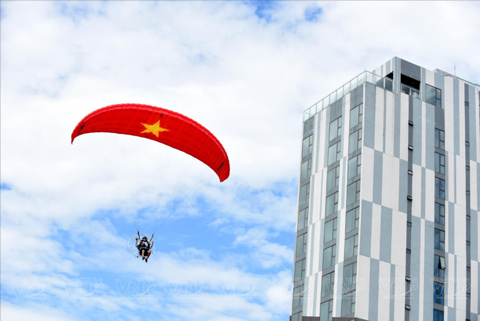 Paragliding teams from Vietnam and Laos in the skies over Da Nang. (Photo: VNP/VNA)