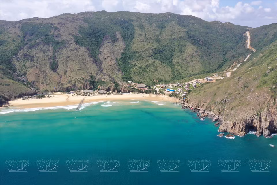 Ky Co Beach, part of Ky Co Peninsular is fondly known as the "Maldives of Vietnam." Ky Co is surrounded by magnificent rocky mountains and the turquoise sea. It is not to be missed on a visit to Quy Nhon city. (Photo: VNP/VNA)