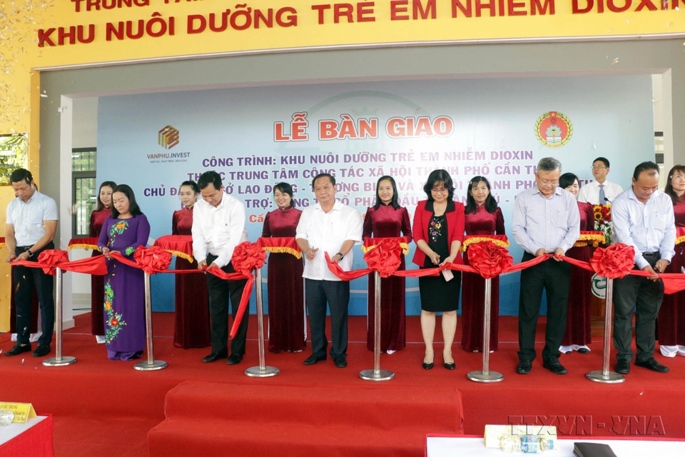 A ribbon-cutting ceremony to open a care centre for child AO victims in Can Tho city. (Photo: VNA)