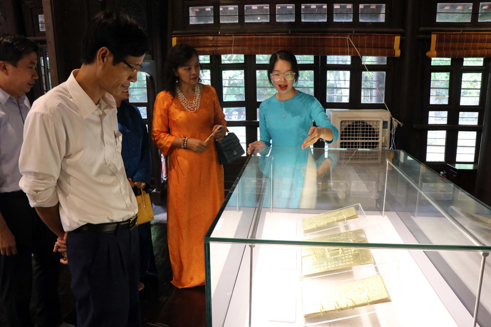 Visitors at the exhibition, themed “From Musée Khai Dinh to the Hue Museum of Royal Antiquities”. (Photo: VNA)
