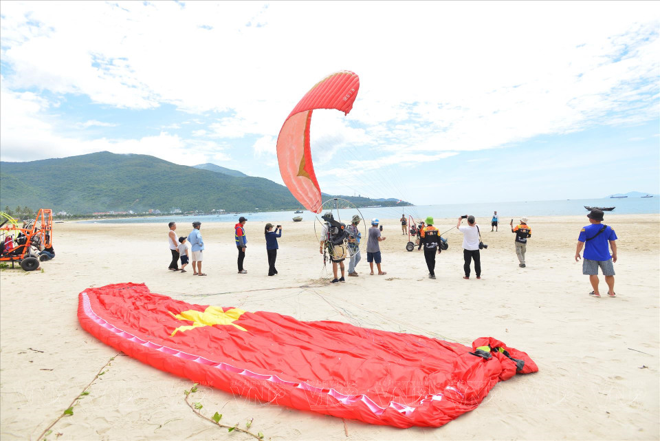 Motorised paragliding teams prepare before taking off at Man Thai Beach. (Photo: VNP/VNA)