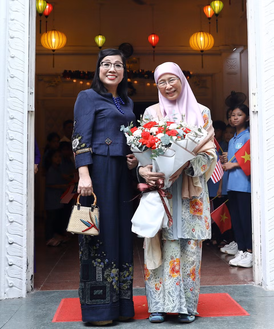 The spouse of Prime Minister Pham Minh Chinh, Le Thi Bich Tran, welcomes YB Dato' Seri Dr. Wan Azizah Binti Wan Ismail, the spouse of Malaysian Prime Minister Anwar Ibrahim. (Photo: VNA)
