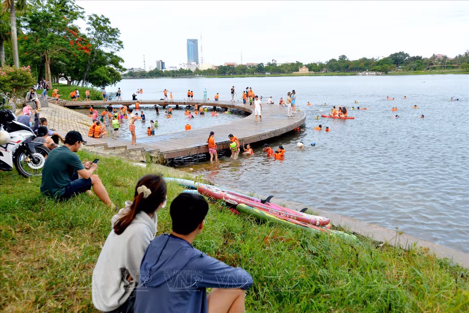 The banks of the Huong River are a popular spot for those who love wide-open spaces. (Photo: VNP/VNA)