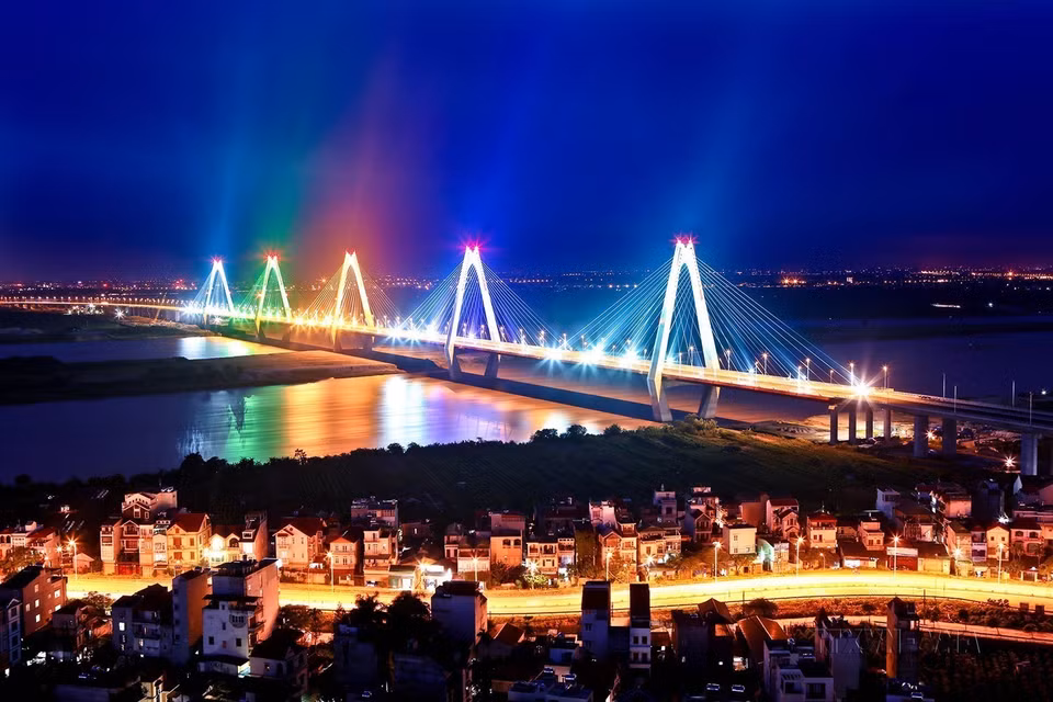 Crossing the Red River, Nhat Tan Bridge is a continuous cable-stayed bridge with 5 rhombus-shaped towers and 6 cable-stayed spans, symbolising the 5 gates of the capital. (Photo: VNA)
