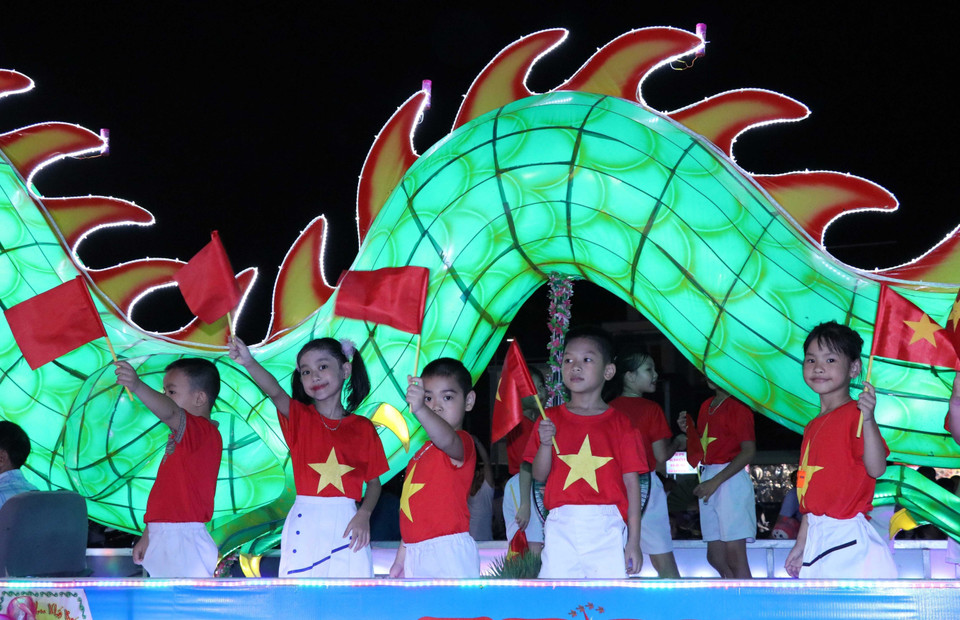 Children are especially excited by the giant lanterns of all shapes and sizes. (Photo: VNA)