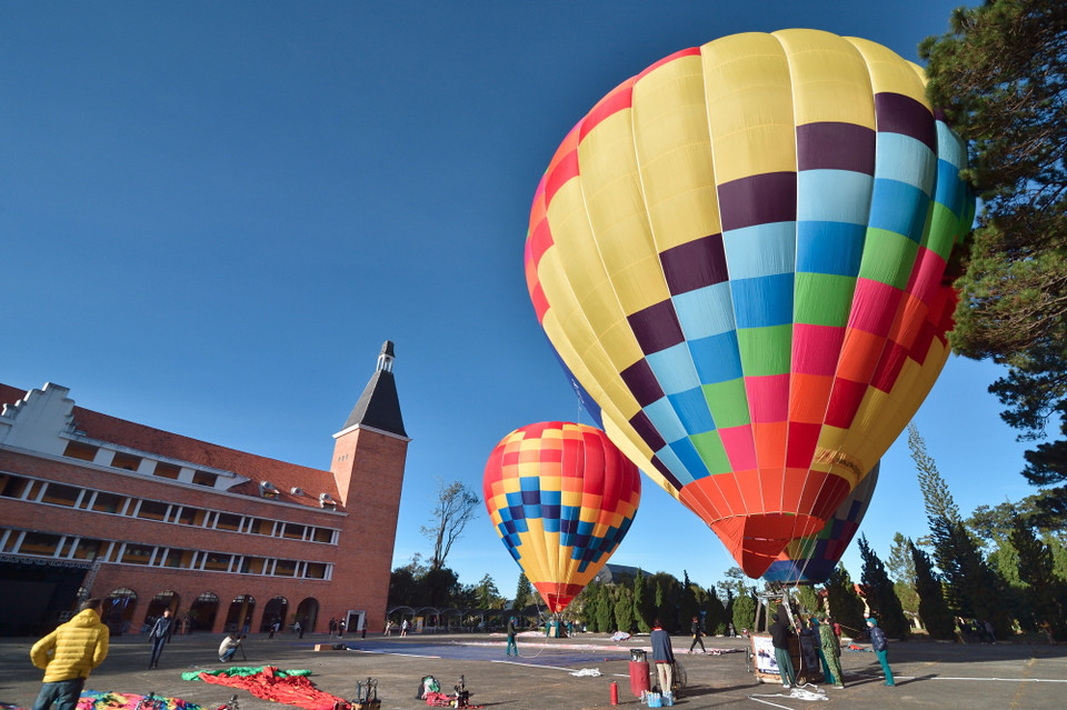Hot air balloons ready to take off. (Photo: VNA)
