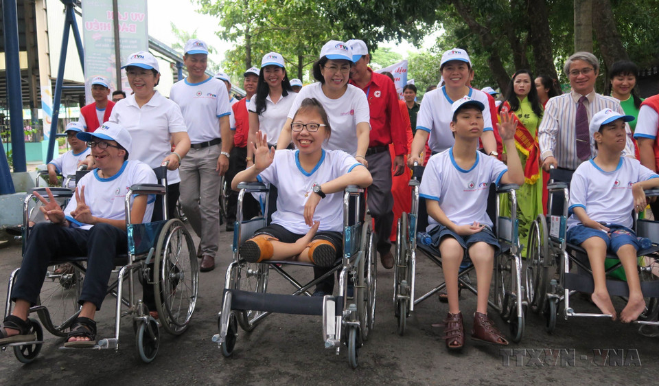 More than 5,000 volunteers in Ho Chi Minh City join a charity walk in response to the action month for AO victims and impoverished disabled people. (Photo: VNA)