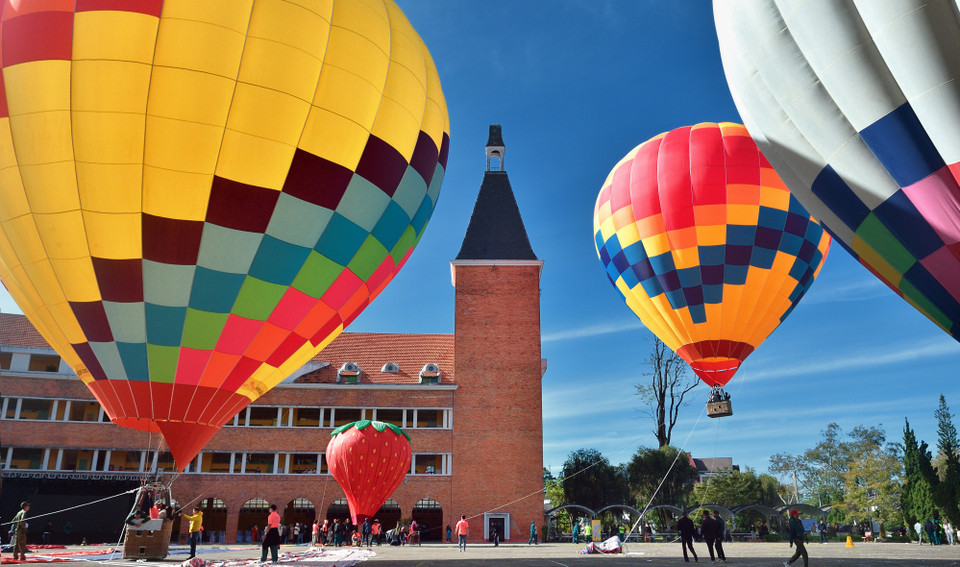 Visitors could experience a stationary hot-air balloon in the grounds of the Pedagogical College of Da Lat at an altitude of 50 metres. (Photo: VNA)